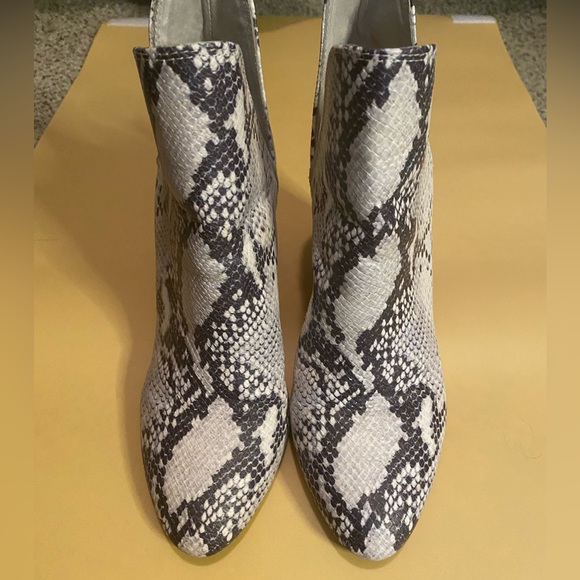 Steve Madden Rookie Bootie snake print in an 8.5 side cut out design slip on - Picture 8 of 12